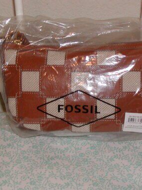 NWOT leather Fossil purse.